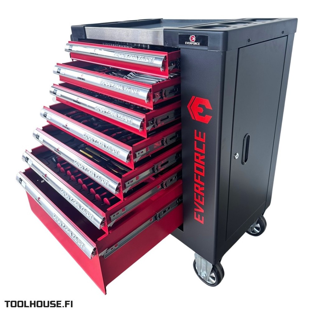 työkaluvaunu työkaluilla